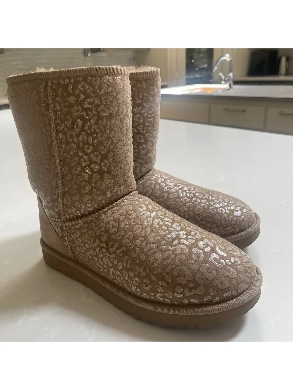 UGG Australia Leopard Cheetah Womens Boots 10 Animal Print Classic Short 006072